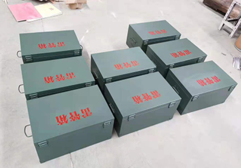 台前炸药箱和雷管箱一般是怎么存放的？